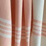 lengvi ir kompaktiški koralų rožinės ir baltos spalvos rankšluosčiai