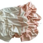 Dydis: 100 x 180 cm. Rinkinį sudaro 2 rankšluosčiai.