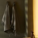 Sodrus, modernus ir neutralus granito spalvos rankšluostis