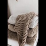 Rudos spalvos rankšluostis kūnui „Waffle”