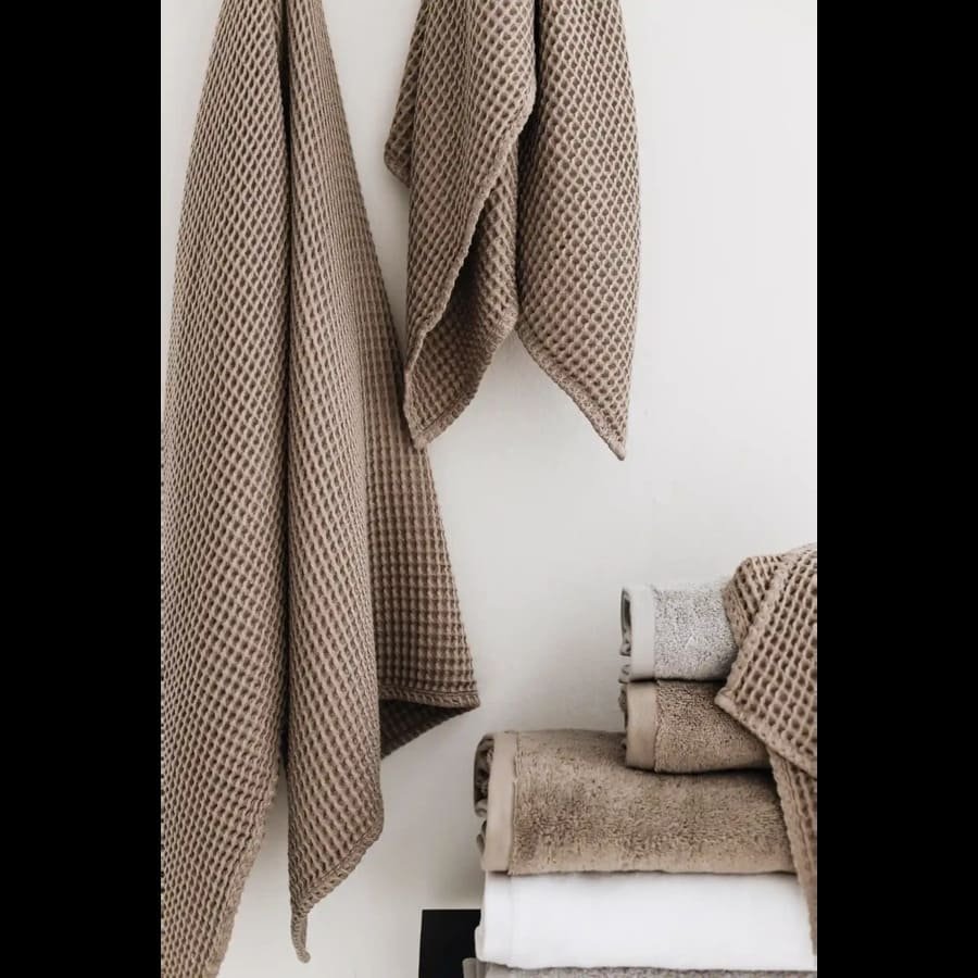 Kūno rankšluostis „Waffle” Rudas-6 Itin švelnus rudos spalvos vaflinės tekstūros rankšluostis