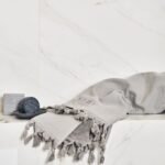 lengvas, švelnus ir puikiai drėgmę sugeriantis granito spalvos „Luin Living“ rankšluostis „Organic”