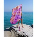 purpurinės–oranžinės spalvos lengvas rankšluostis Batika