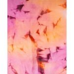 purpurinės–oranžinės spalvos, kompaktiškas ir praktiškas rankšluostis BATIKA, dažytas rankomis