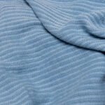 Vaflinės tekstūros, blukintos medžiagos rankšluostis su rankomis surištais kutais