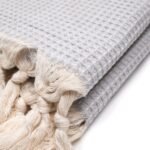 Kompaktiškas, ekologiškas ir itin gerai sugeriantis drėgmę pilkas rankšluostis