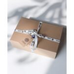 Pončas supakuotas dovanų dėžutėje