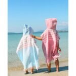 Universalaus dizaino vaikiškas pončas – lengvas, greitai džiūstantis ir idealus pasirinkimas gimtadieniams ar Kalėdoms