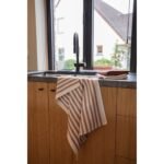 Trijų skirtingų raštų rudos spalvos „Myrna“ virtuvinių rankšluosčių rinkinys iš 100 % medvilnės, švelnus ir sodrių spalvų.