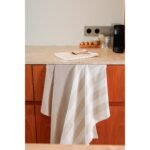 Smėlio spalvos virtuvinių rankšluosčių rinkinys „Marra“ iš 100 % medvilnės, trijų skirtingų raštų tekstūros.