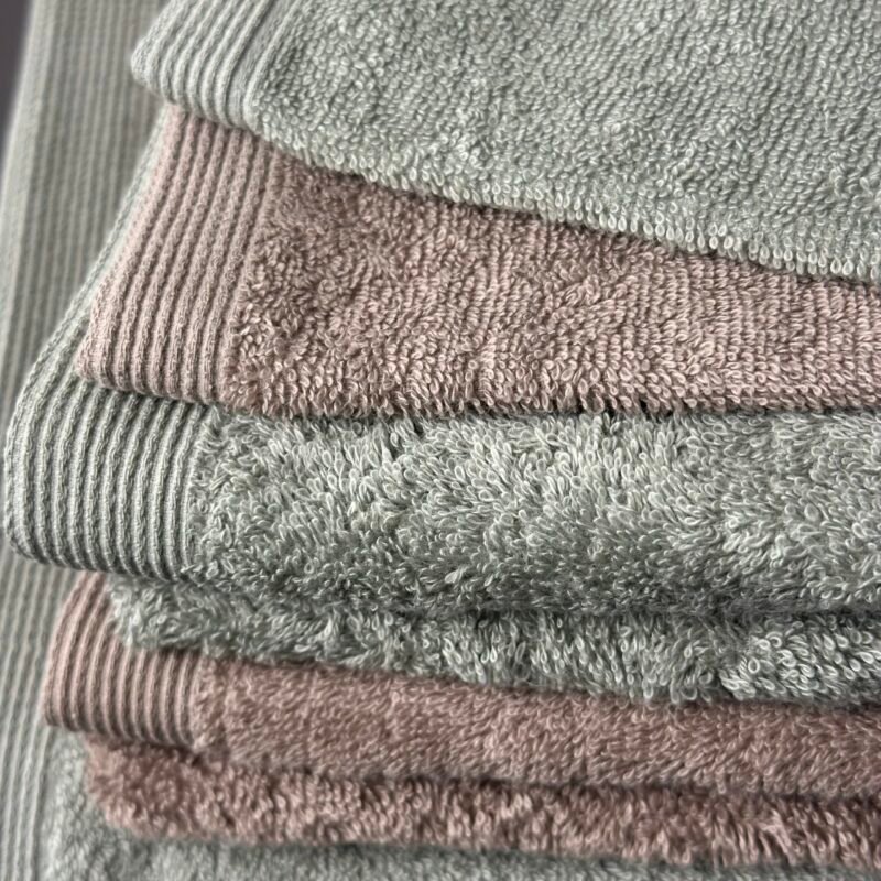 kelių spalvų vonios rankšluosčiai