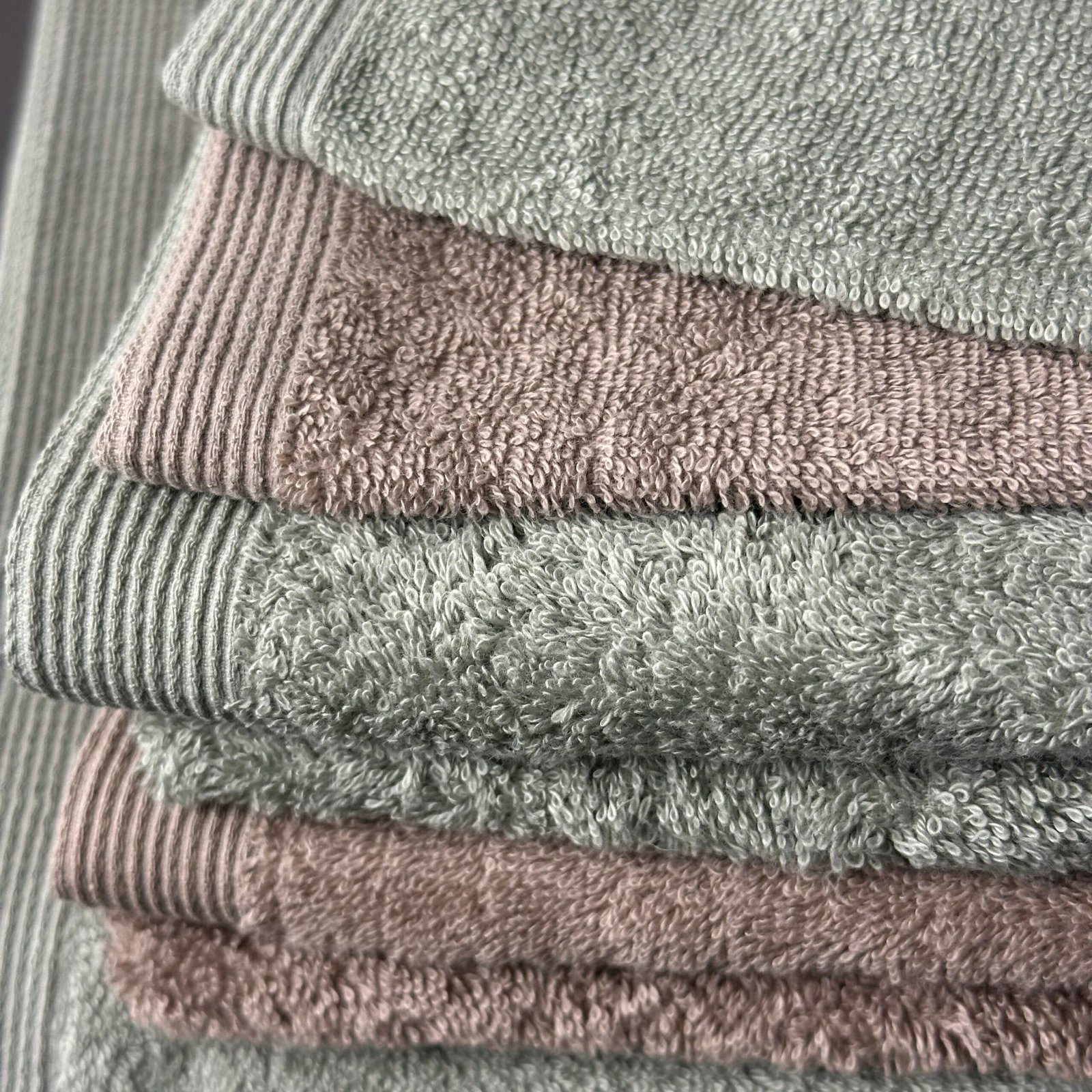 kelių spalvų vonios rankšluosčiai